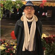 Docente di filosofia impartisce lezioni di filosofia a studenti liceali e universitari